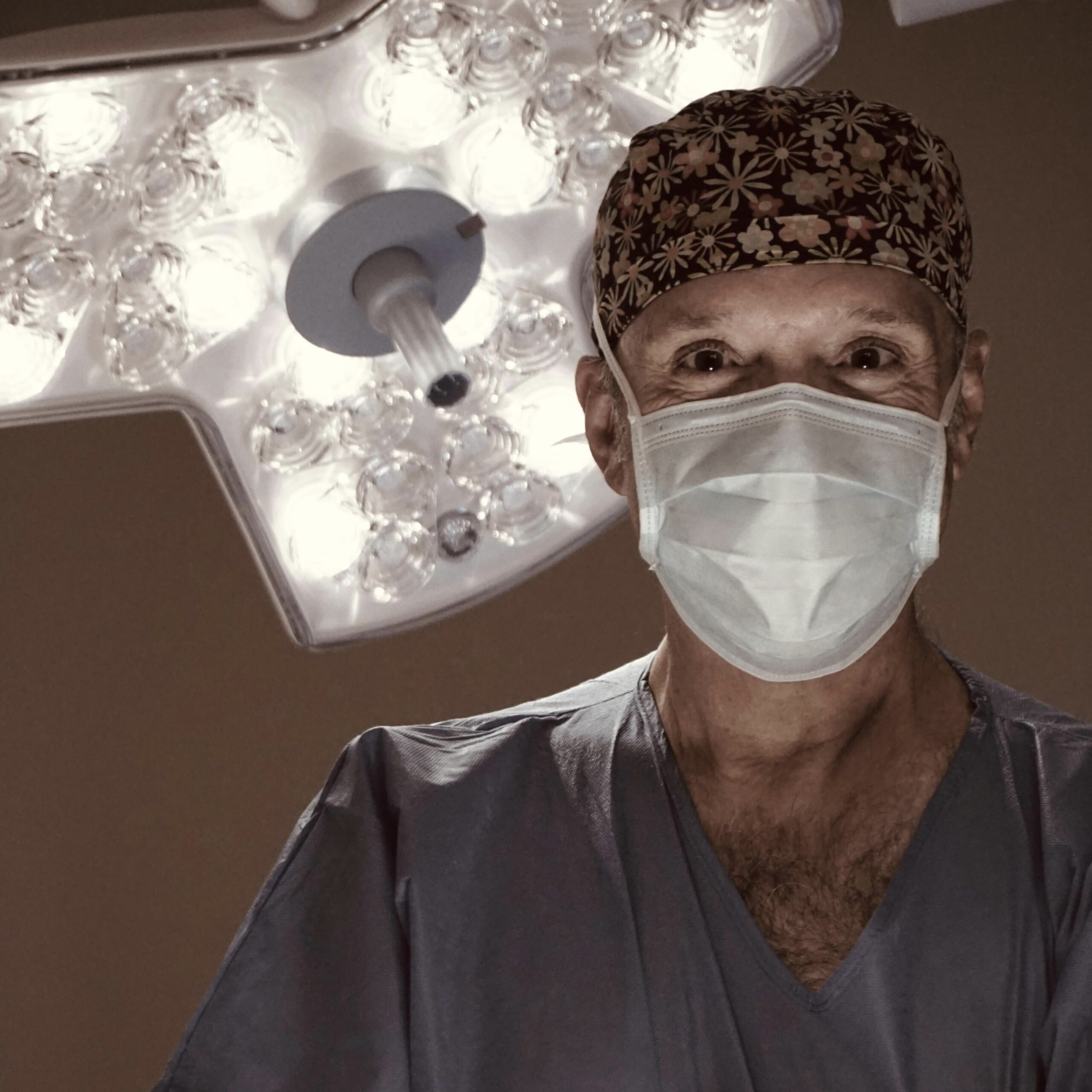 Dr. Manuel Felices Montes Especialista en Cirugía General y experto en Cirugía Endocrina. Especialista en Medicina Estética y Regenerativa.